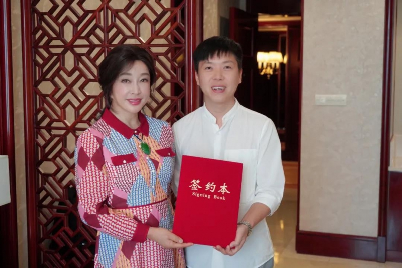 续签形象代言人刘晓庆，云顶集团品牌完美绽放！